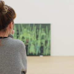 ‘Weaving Waters, Weaving Gesture’, een overzichtstentoonstelling van Claire Tabouret in Voorlinden